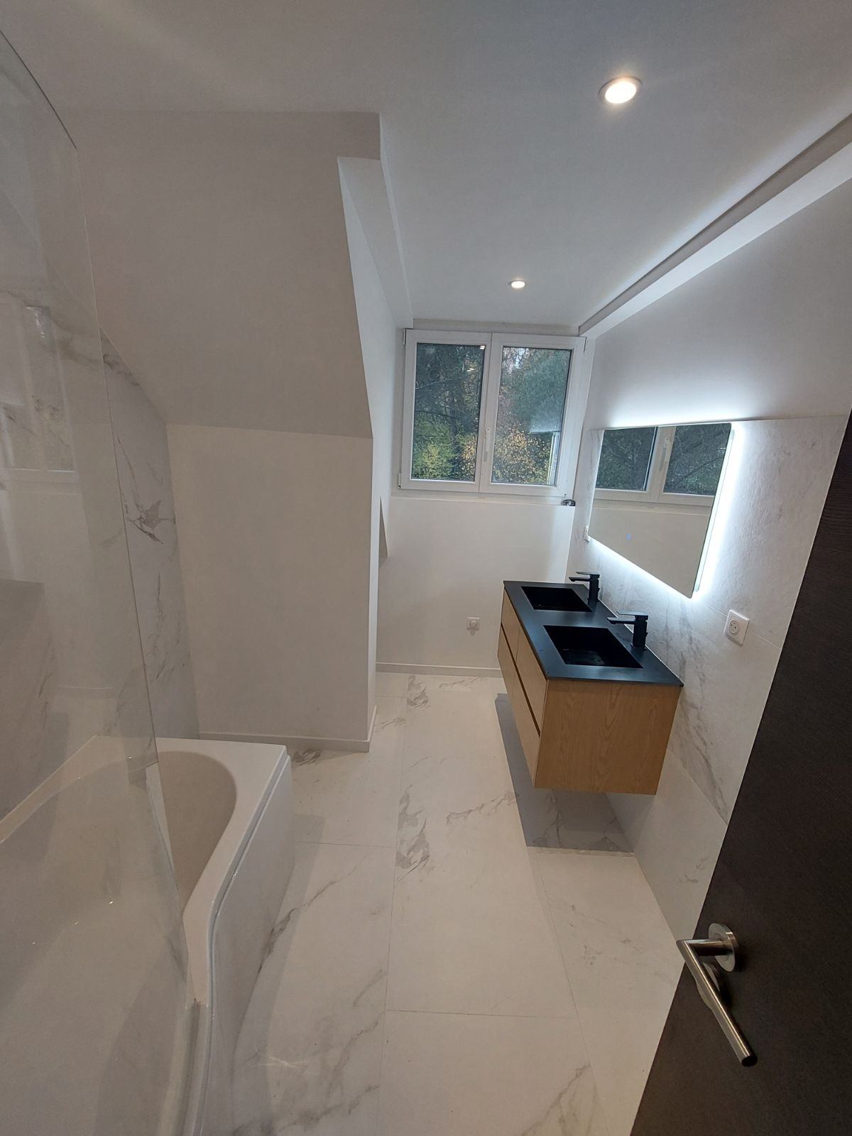 rénovation de salle de bain total blanche sauf double vasque bois évier noir - Na'o Plomberie chauffage sanitaire à Nancy -